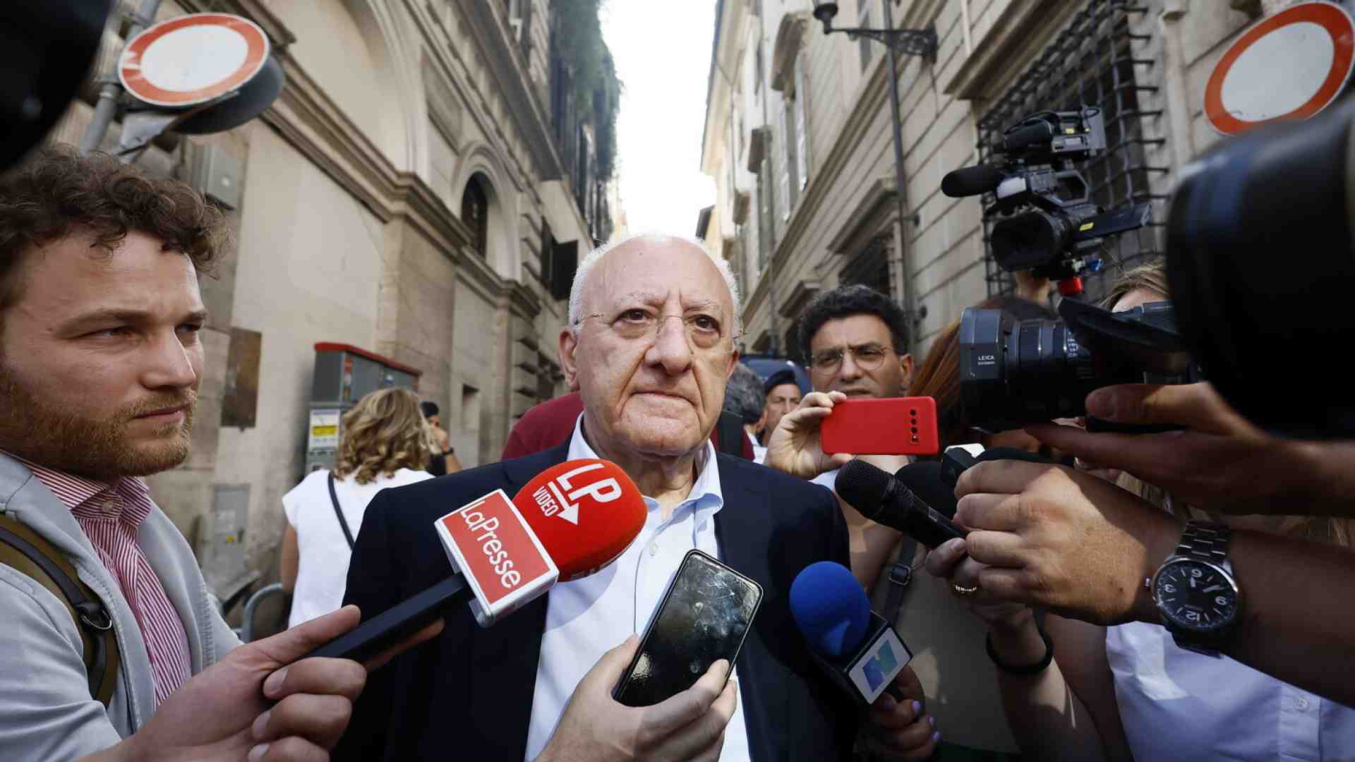 Immagine di De Luca si approva la legge per il terzo mandato. Il Nazareno: "Non lo sosterremo"