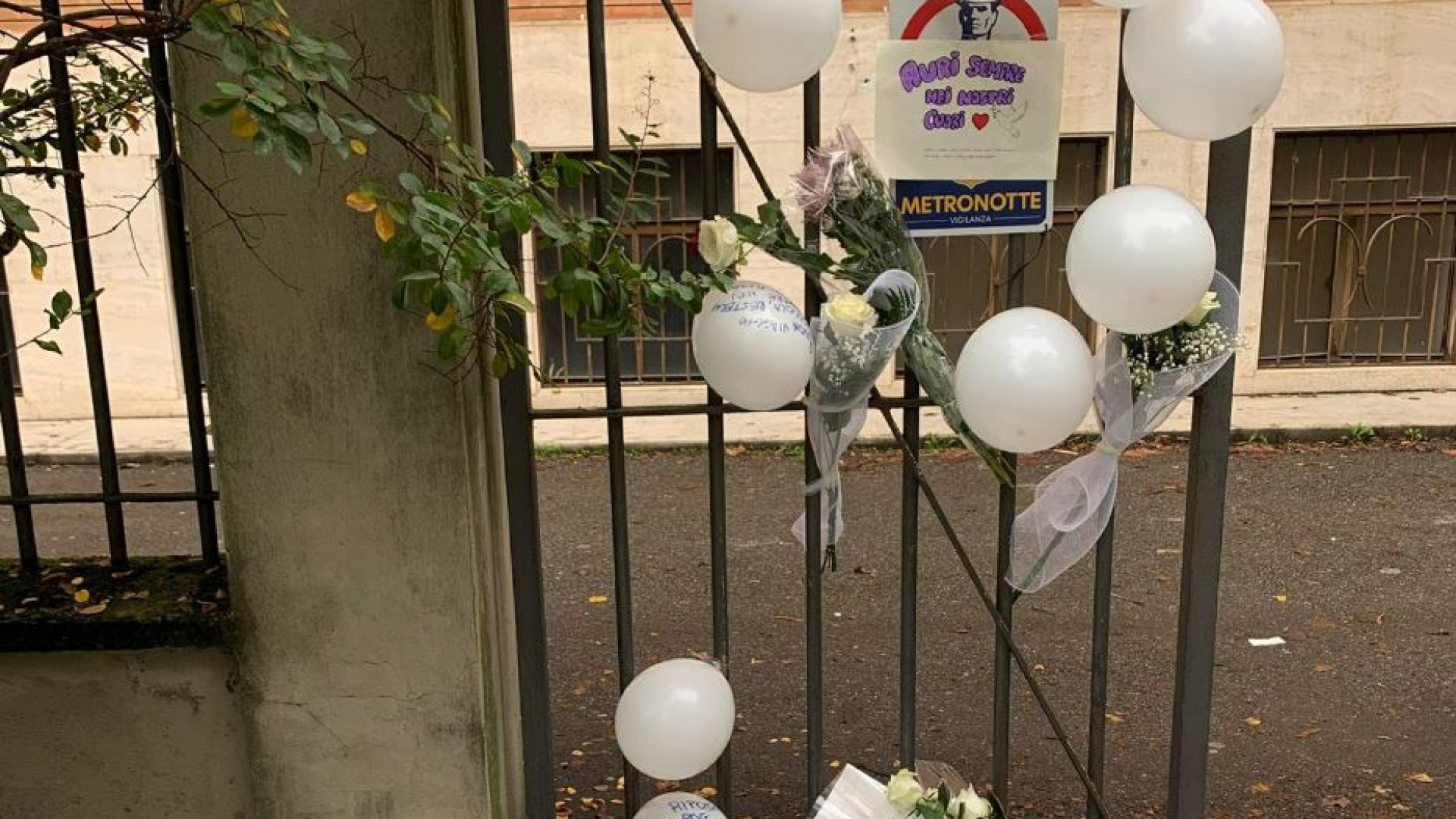 Immagine di Piacenza piange la piccola Aurora. Il vescovo: «Adulti, crescete»