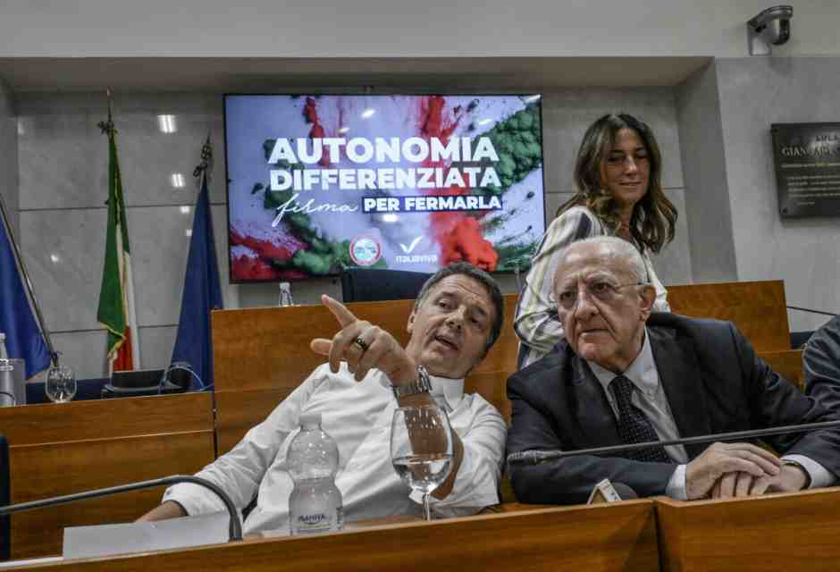 L'incanto con Schlein è finito. I calcoli di Renzi che punta su De Luca per federare i moderati