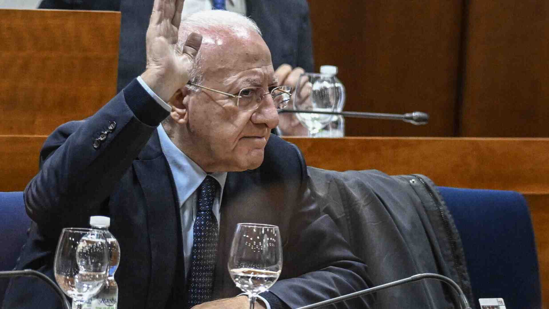 Immagine di “Sta al Pd risolvere i suoi guai in Campania. Noi con De Luca non parliamo. ”. Parla il 5 stelle Costa