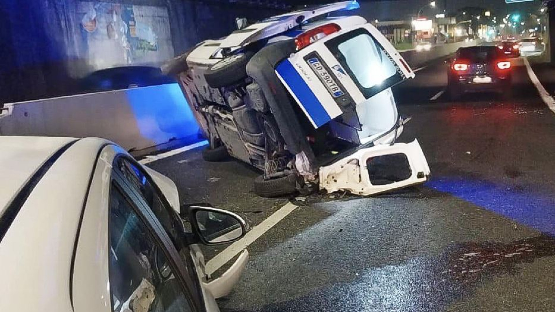 Immagine di Tre agenti travolti dall'auto di un carabiniere durante i rilievi di un incidente