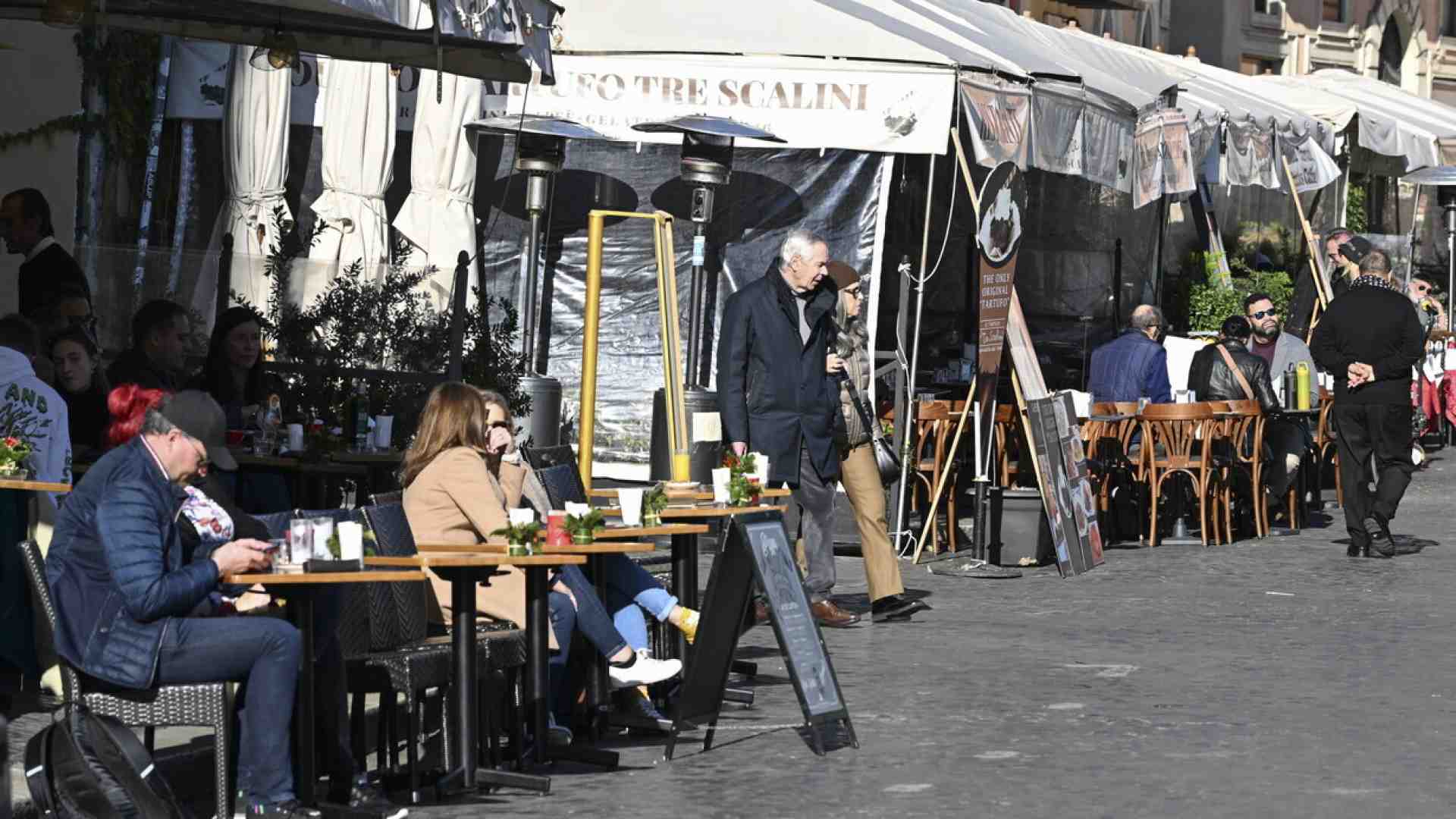 Immagine di A Roma non c'è mai posto nei ristoranti perché non si copula più