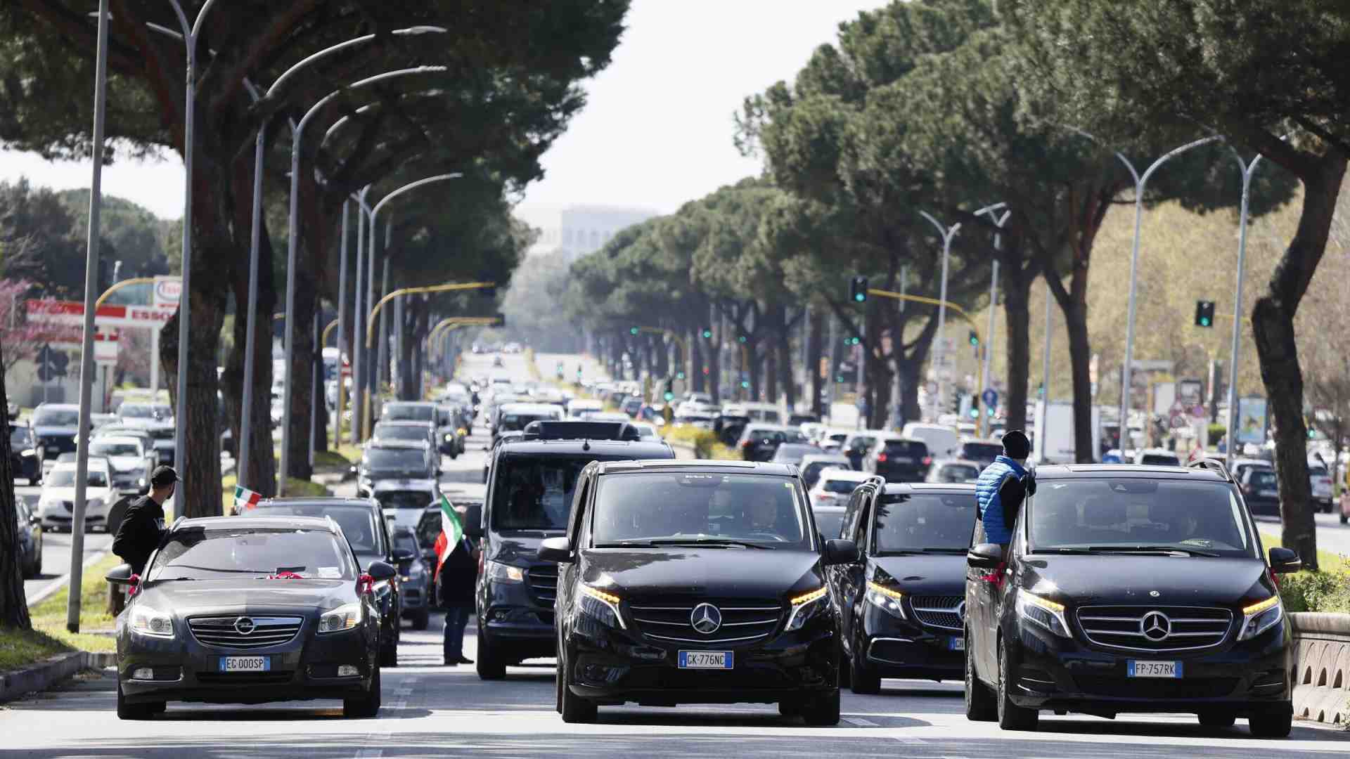 Immagine di Un altro colpo (ridicolo) agli Ncc: soffocare la concorrenza sulla mobilità