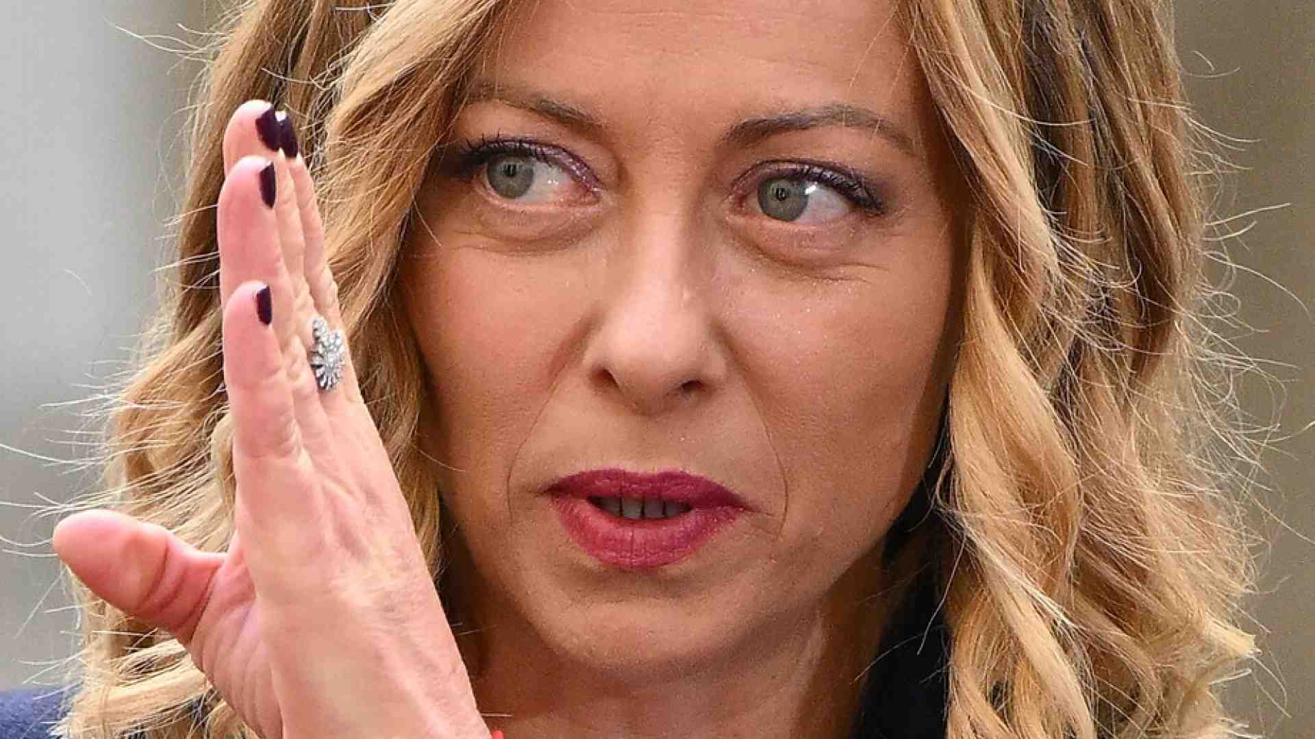 Immagine di Meloni professa ottimismo: "Con Trump troverò una sintesi". La fuga ucraina di Salvini, i timori del Colle