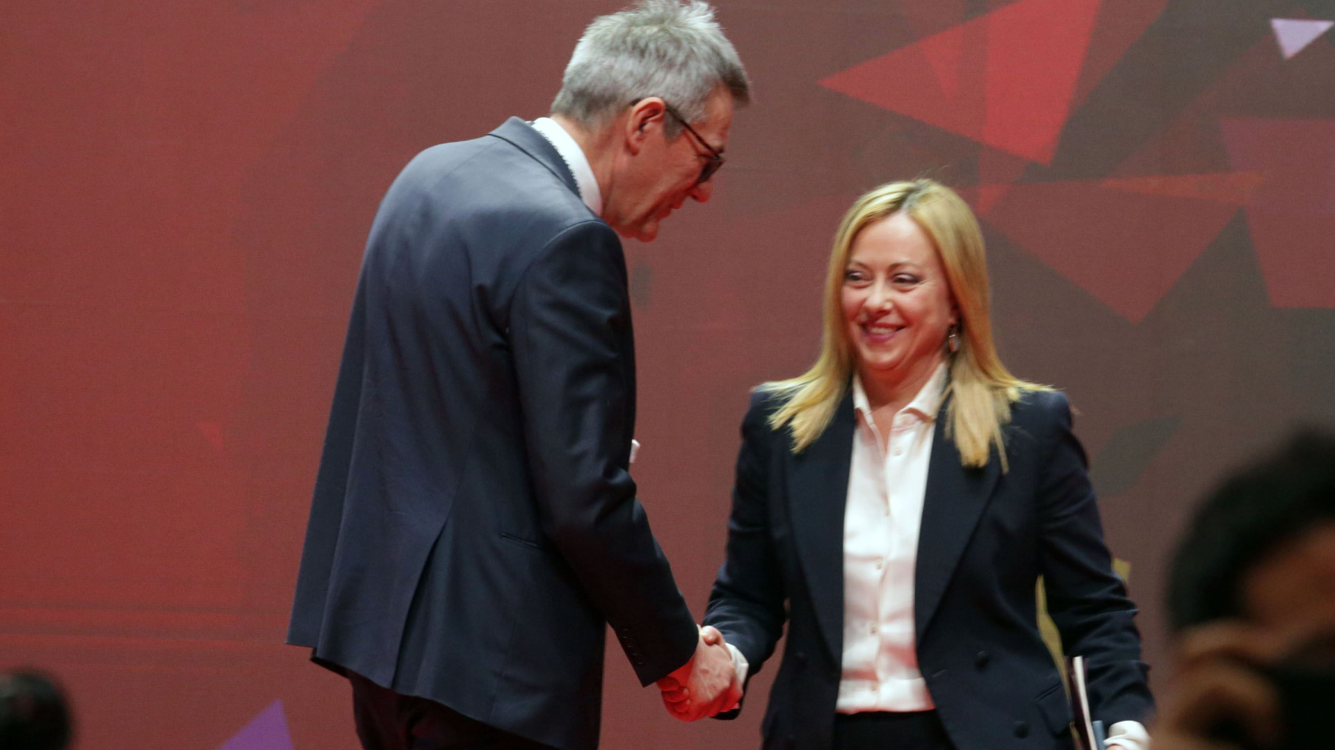 Immagine di Meloni: noi meglio di sinistra al caviale. Schlein: da lei ricino