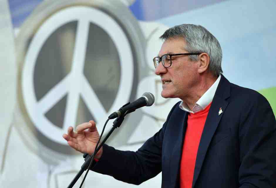 Incitando alla “rivolta sociale”, Landini avvicina la Cgil ai Cobas