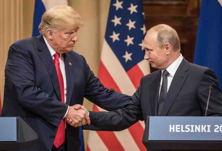 Donald Trump stringe la mano a Vladimir Putin a Helsinki nel luglio del 2018 (foto Getty)