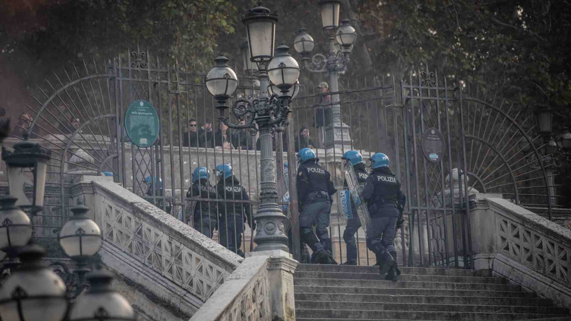 Immagine di Antifascisti contro la polizia. Feriti tre agenti, picchiato un passante