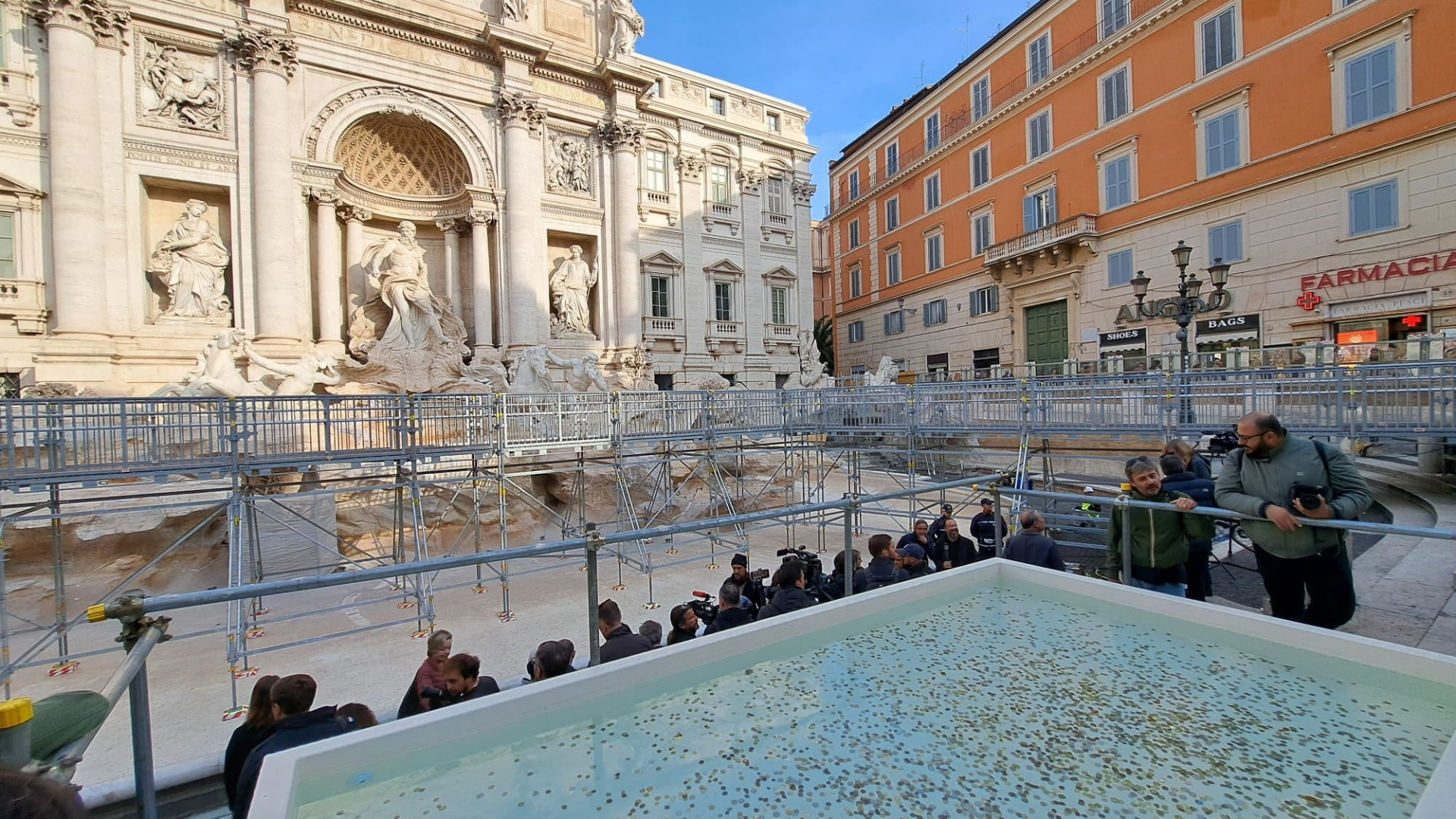 Immagine di Nuova passerella sulla fontana di Trevi. Gualtieri: «Prospettiva spettacolare»
