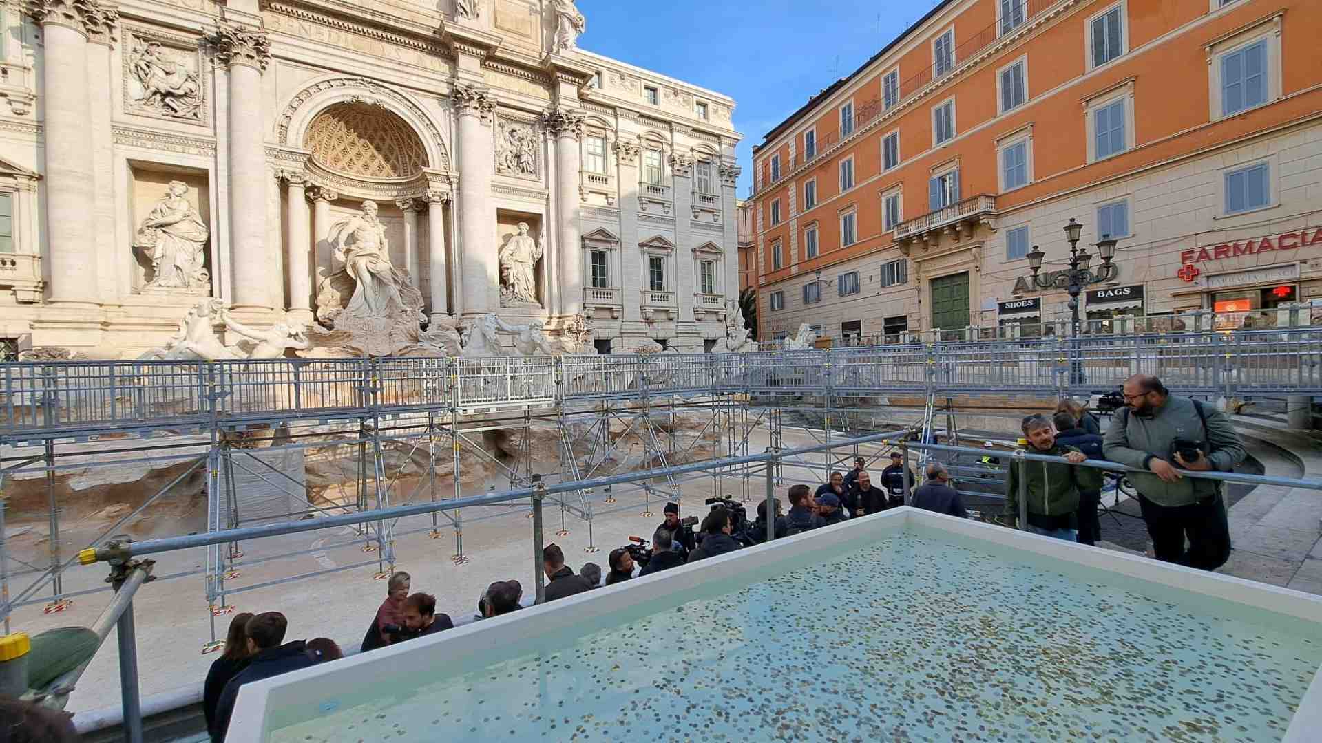 Immagine di Nuova passerella sulla fontana di Trevi. Gualtieri: «Prospettiva spettacolare»