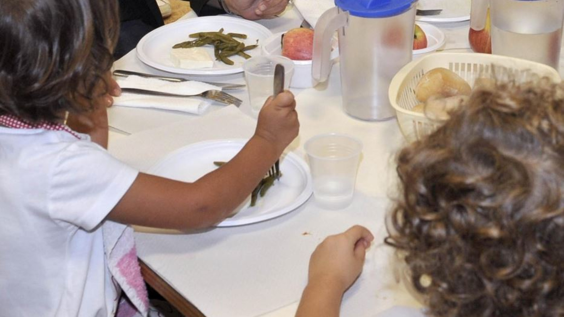 Immagine di Metà del cibo delle mense scolastiche finisce nella spazzatura