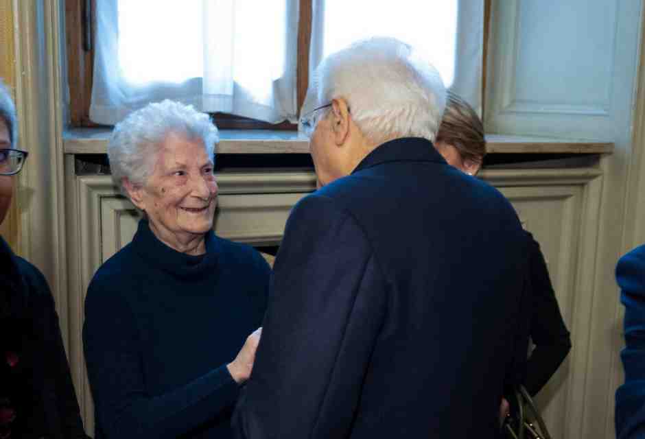 Licia Rognini Pinelli con il presidente della Repubblica Sergio Mattarella (foto Ansa)<br />