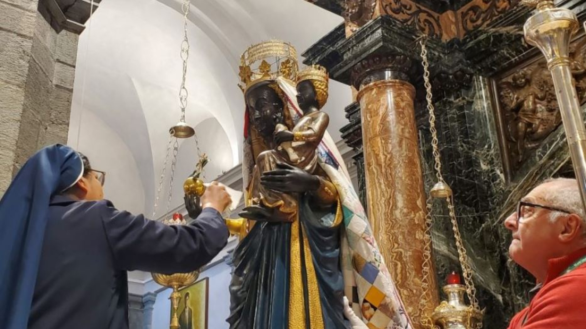 Immagine di A Oropa la carezza alla Madonna