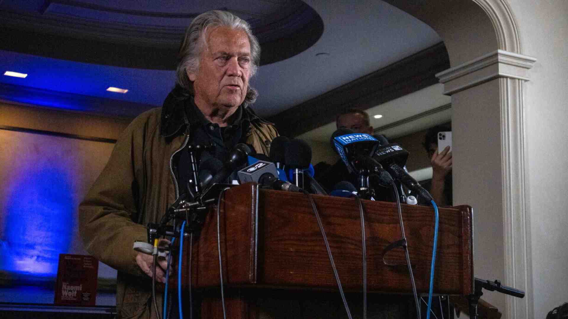 Immagine di Bannon avverte l'Europa (e Meloni): "I soldi per l'Ucraina ce li metta lei"