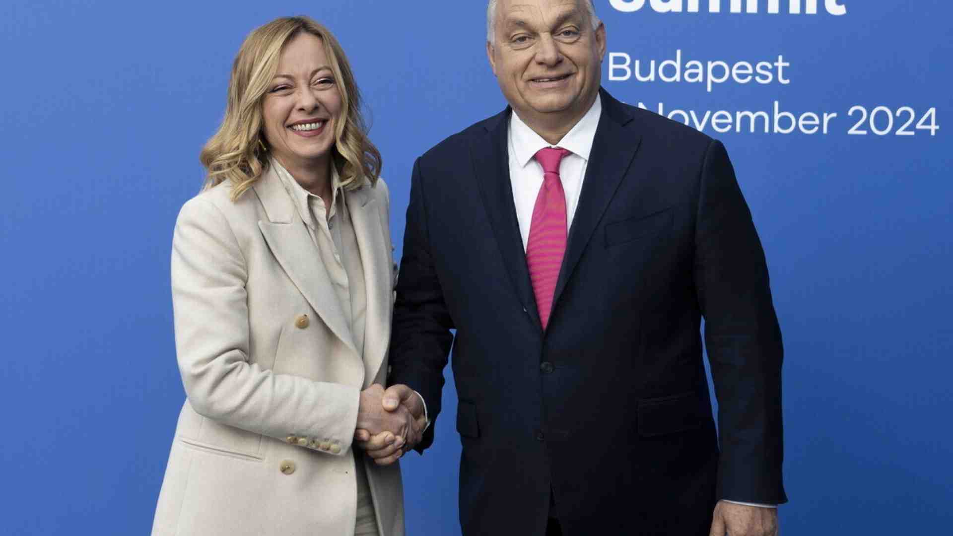 Immagine di Orbán, Meloni e non solo: a Bruxelles si fa strada il neoatlantismo dei sovranisti
