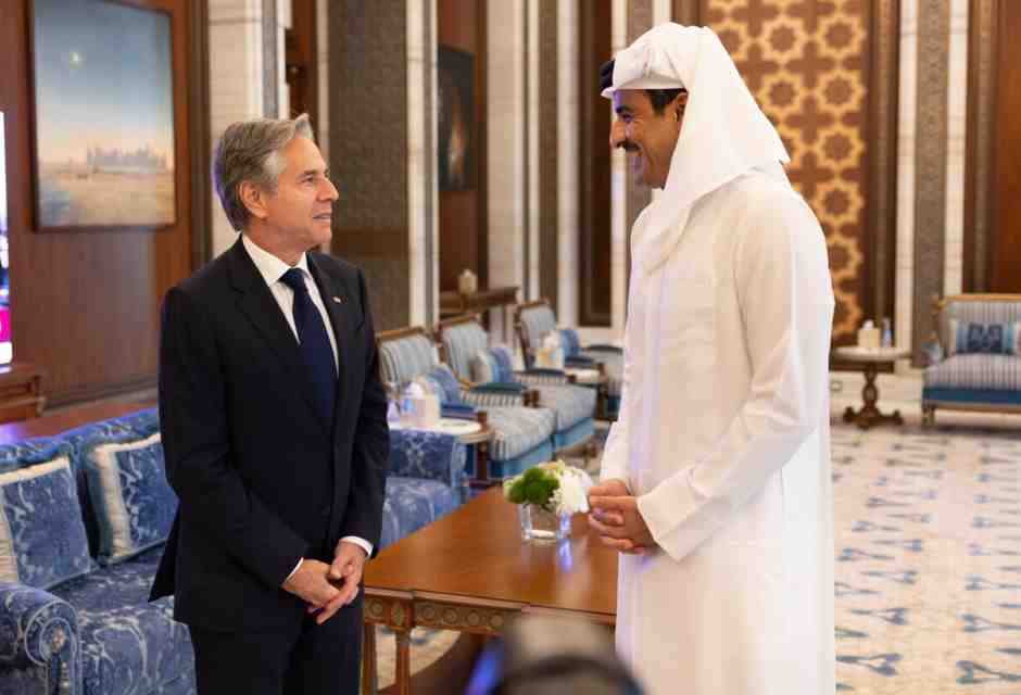 Il segretario di stato americano Anthony Blinken in visita in Qatar lo scorso giugno (foto EPA)