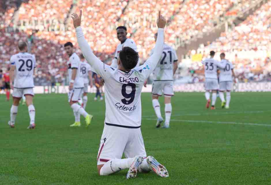 Santiago Castro esulta dopo il suo gol, il quarto in campionato, alla Roma (foto LaPresse)