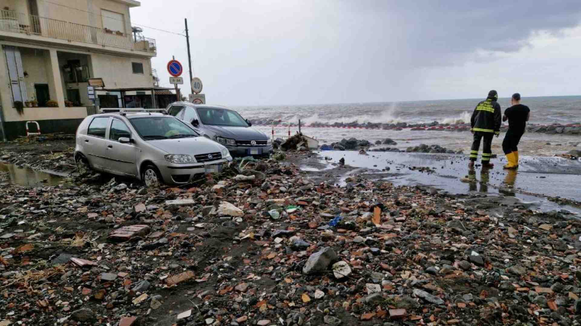 Immagine di Auto trascinate e strade come fiumi: la Sicilia è finita sott'acqua