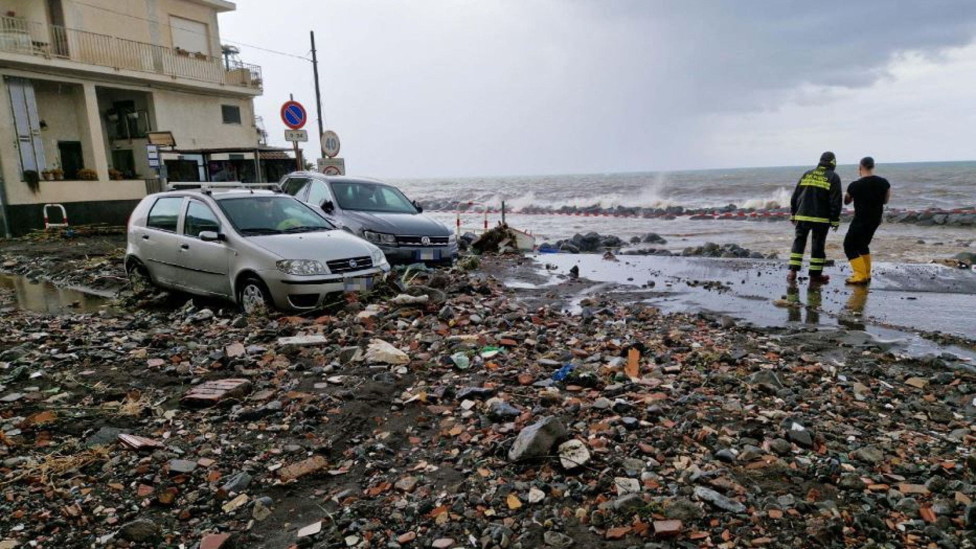 Immagine di Auto trascinate e strade come fiumi: la Sicilia è finita sott'acqua