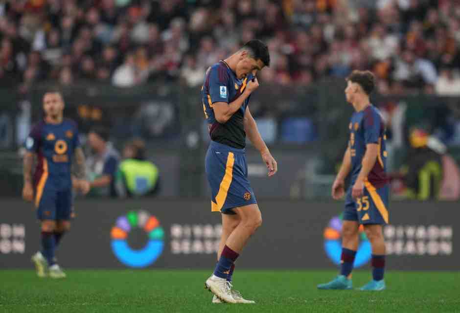 Giocatori della Roma dopo la sconfitta contro il Bologna (foto LaPresse)