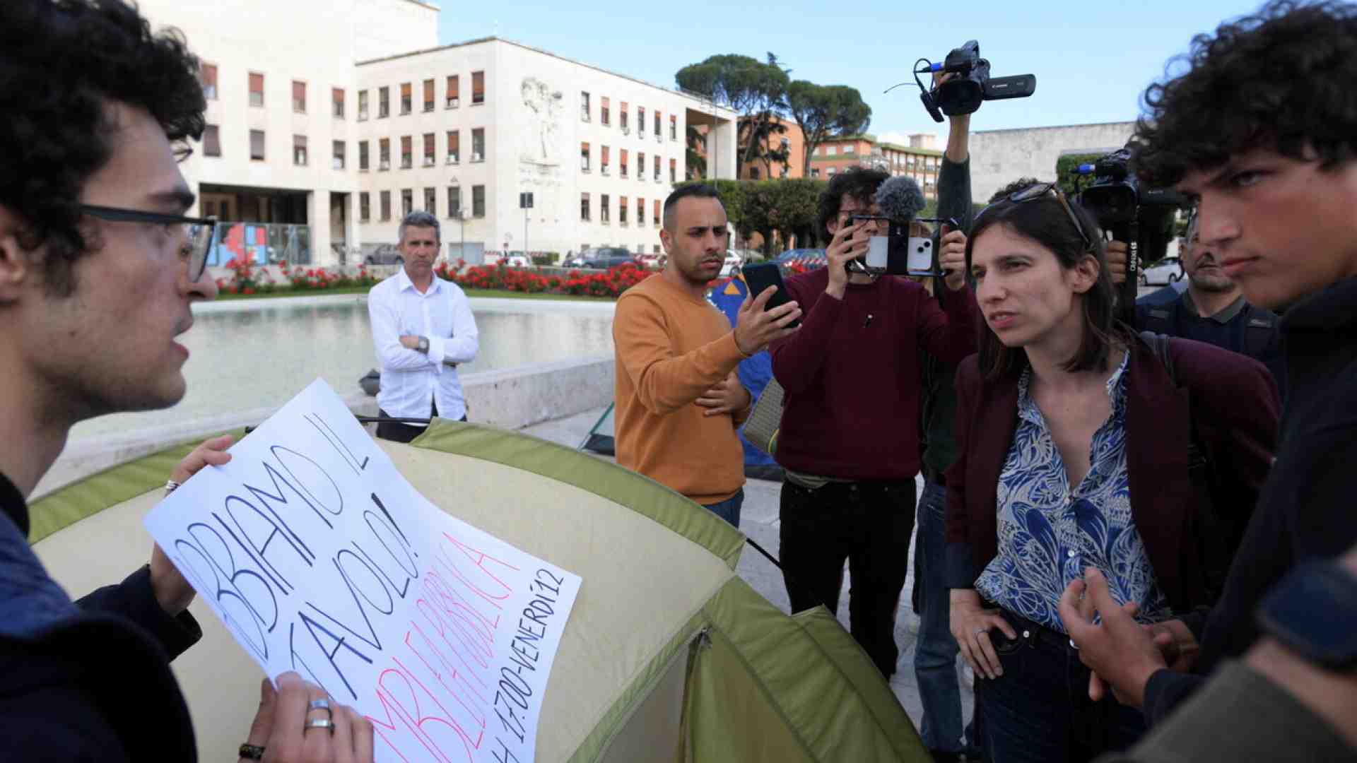 Immagine di Meglio le tende degli alloggi. I sindaci dem disertano il bando Pnrr, ma Schlein preferisce inseguire l’Udu