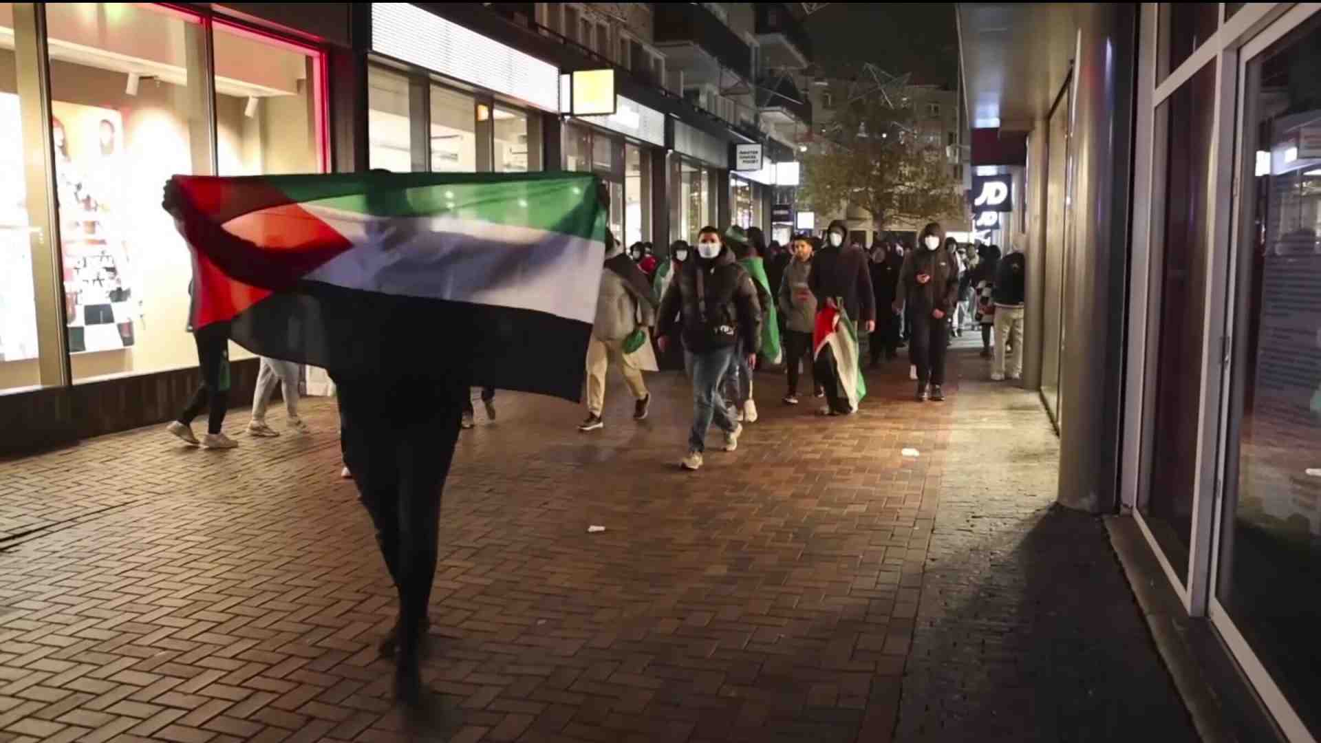 Immagine di Israele gioca oggi a Parigi in uno stato di assedio. E la Uefa tace sul pogrom di Amsterdam