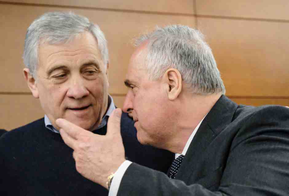 La Lotito tax. Forza Italia tassa le bigh tech, ma colpisce Mediaset. Emendamento riscritto