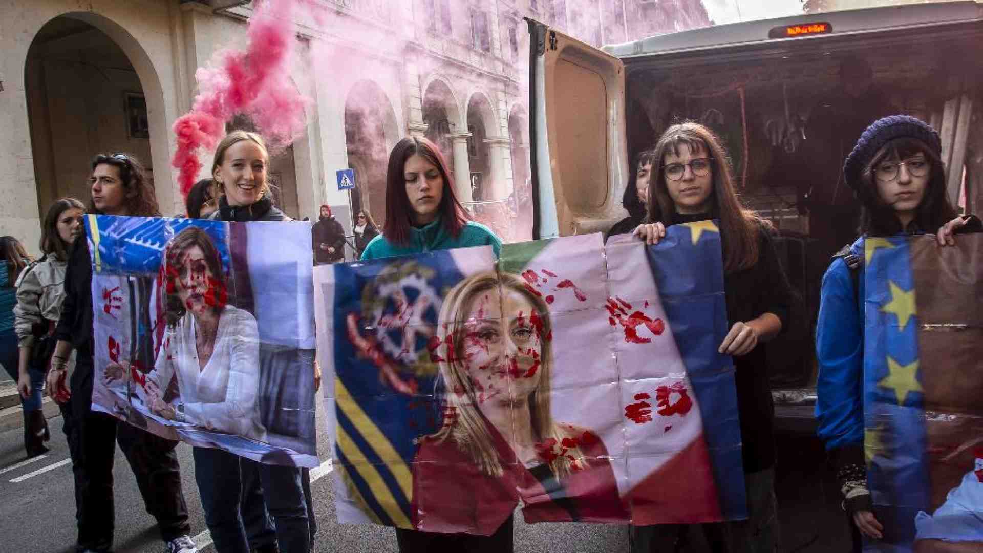 Immagine di Gli studenti contro il governo: scontri a Torino e 20 poliziotti feriti