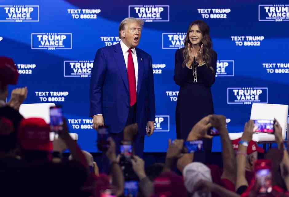 Kristi Noem con Donald Trump (Ansa)