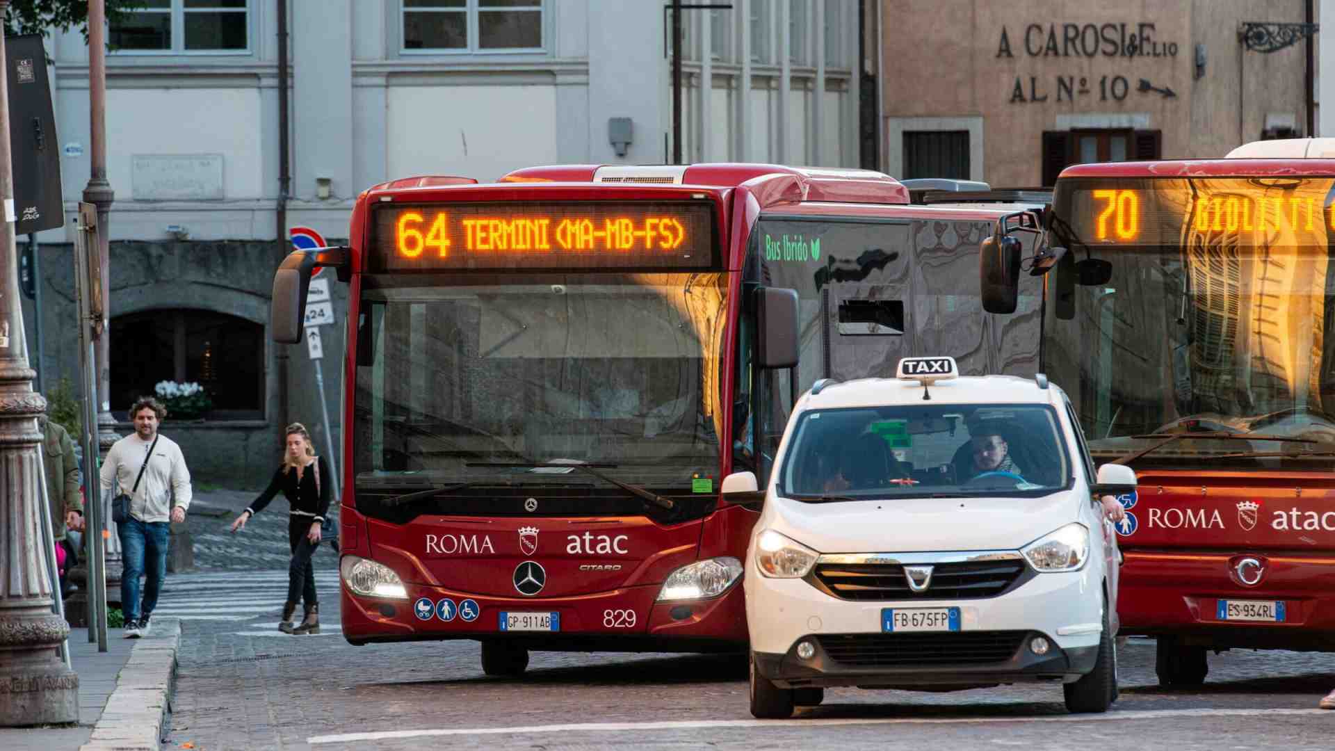 Immagine di I pannelli con gli orari dei bus, ce ne fosse uno che funziona
