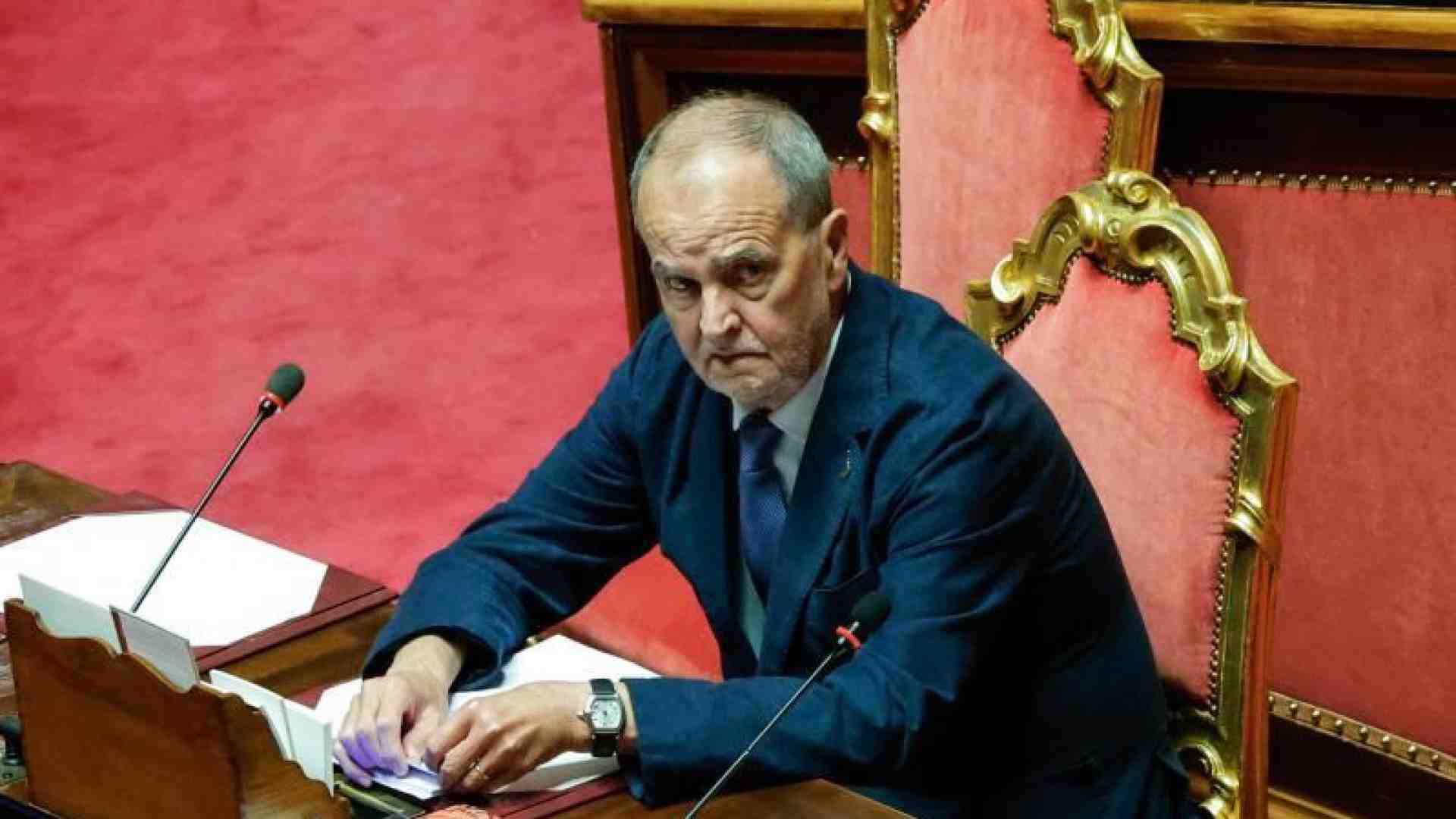 Immagine di Calderoli alza i toni: «Ora correttivi, poi opposizioni tacciano». Ira Pd