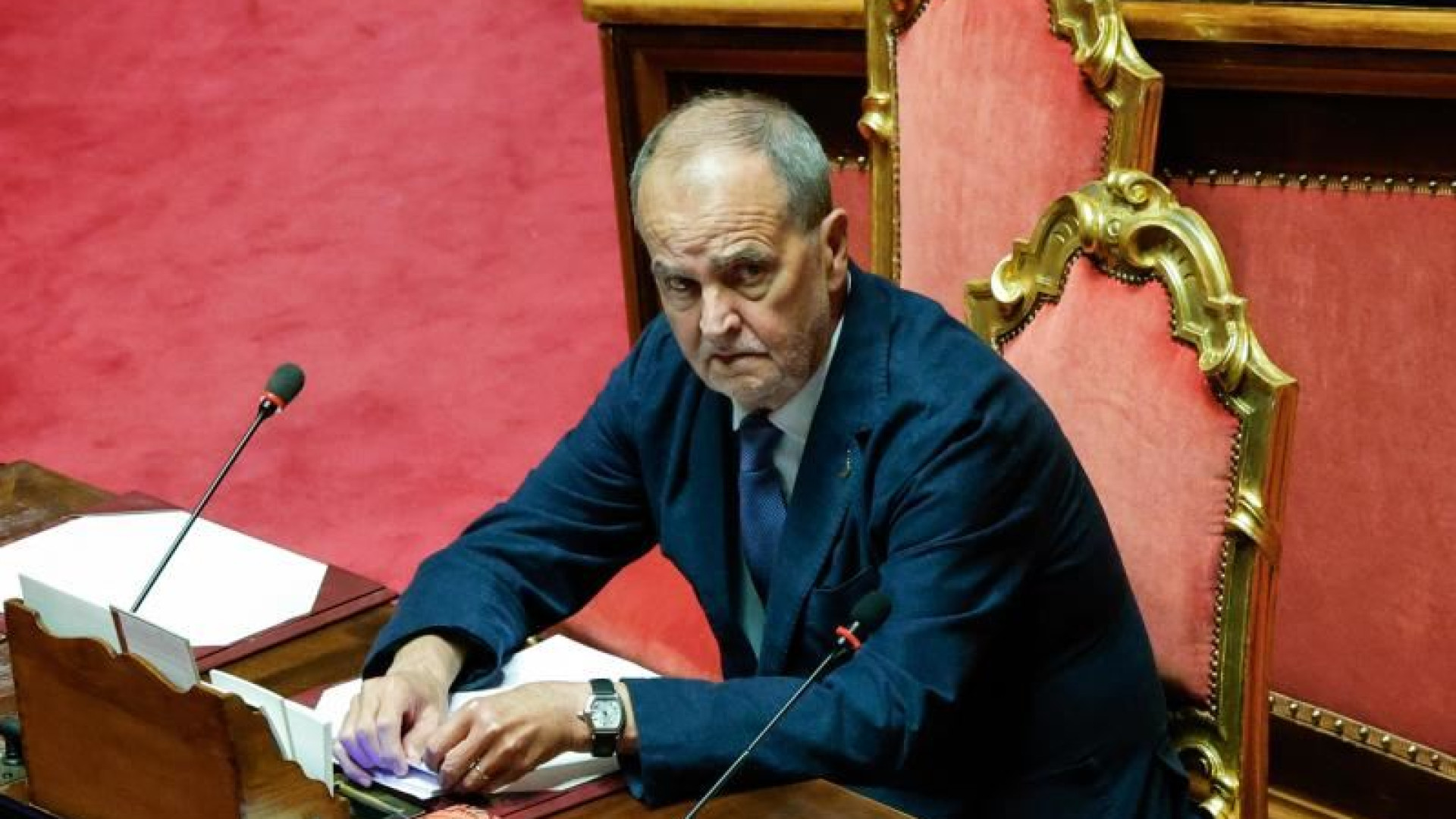 Immagine di Calderoli alza i toni: «Ora correttivi, poi opposizioni tacciano». Ira Pd