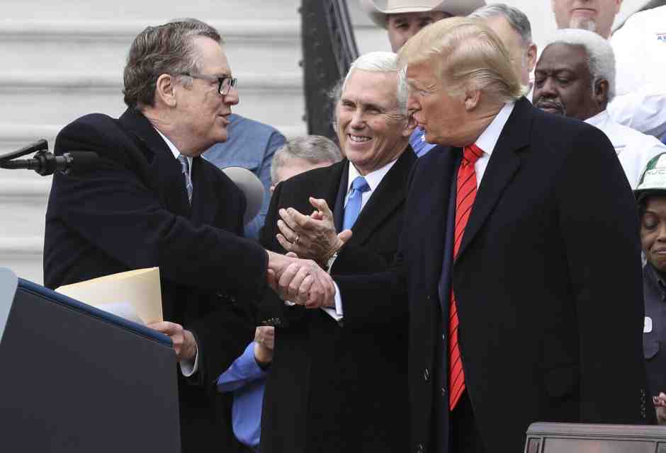 L&rsquo;allora rappresentante degli Stati Uniti per il commercio Robert Emmet Lightizer con il presidente Donald Trump nel 2020 (Ansa)&nbsp;<br />