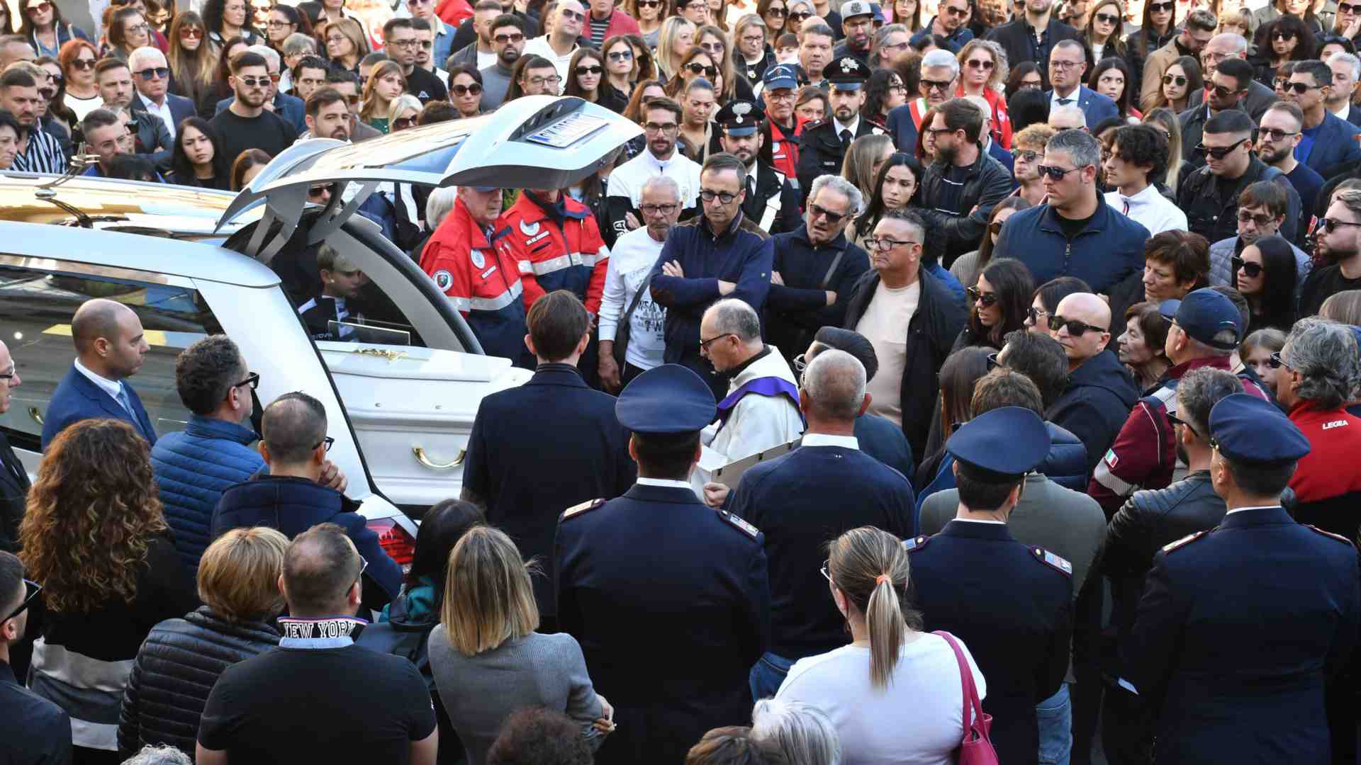 Immagine di "Margaret, il nostro angelo": i funerali della 22enne morta sotto i ferri