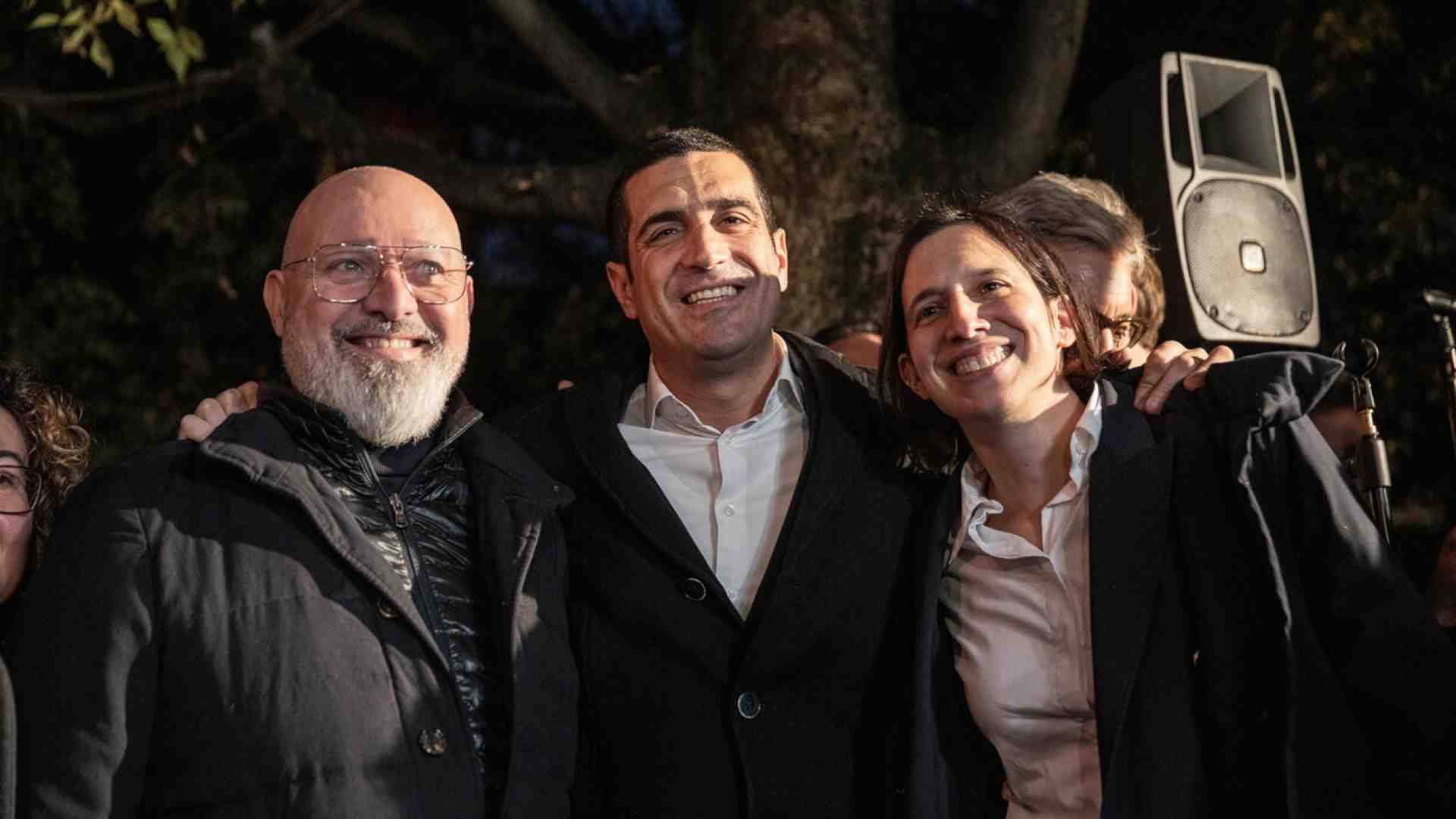 Immagine di L'Emilia Romagna resta rossa: vince Michele De Pascale. Ma crolla l'affluenza