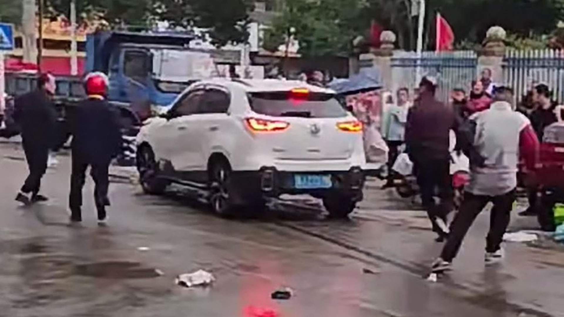 Immagine di Auto investe alunni di una scuola. A una settimana dalla strage di Zhuhai