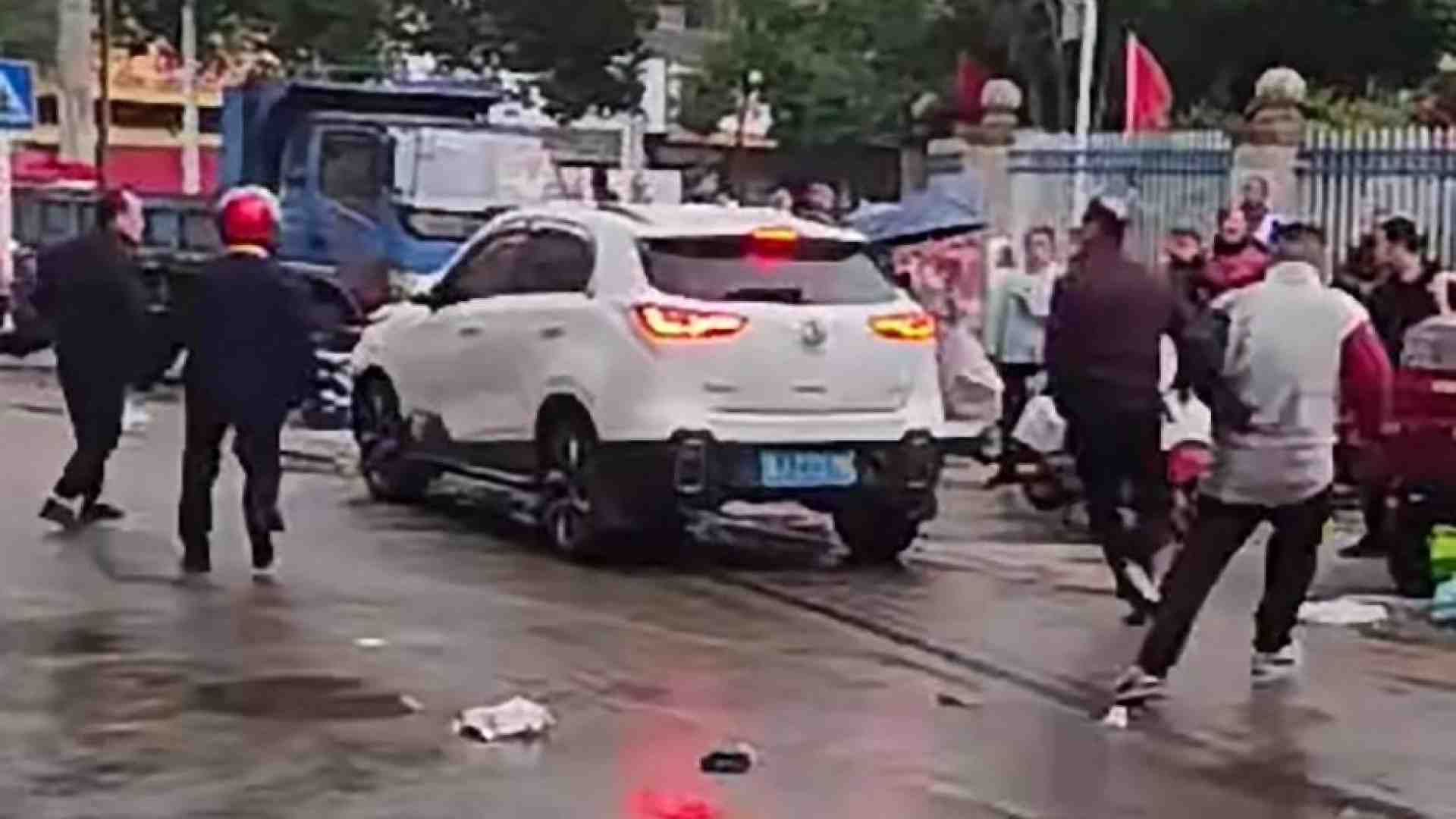 Immagine di Auto investe alunni di una scuola. A una settimana dalla strage di Zhuhai