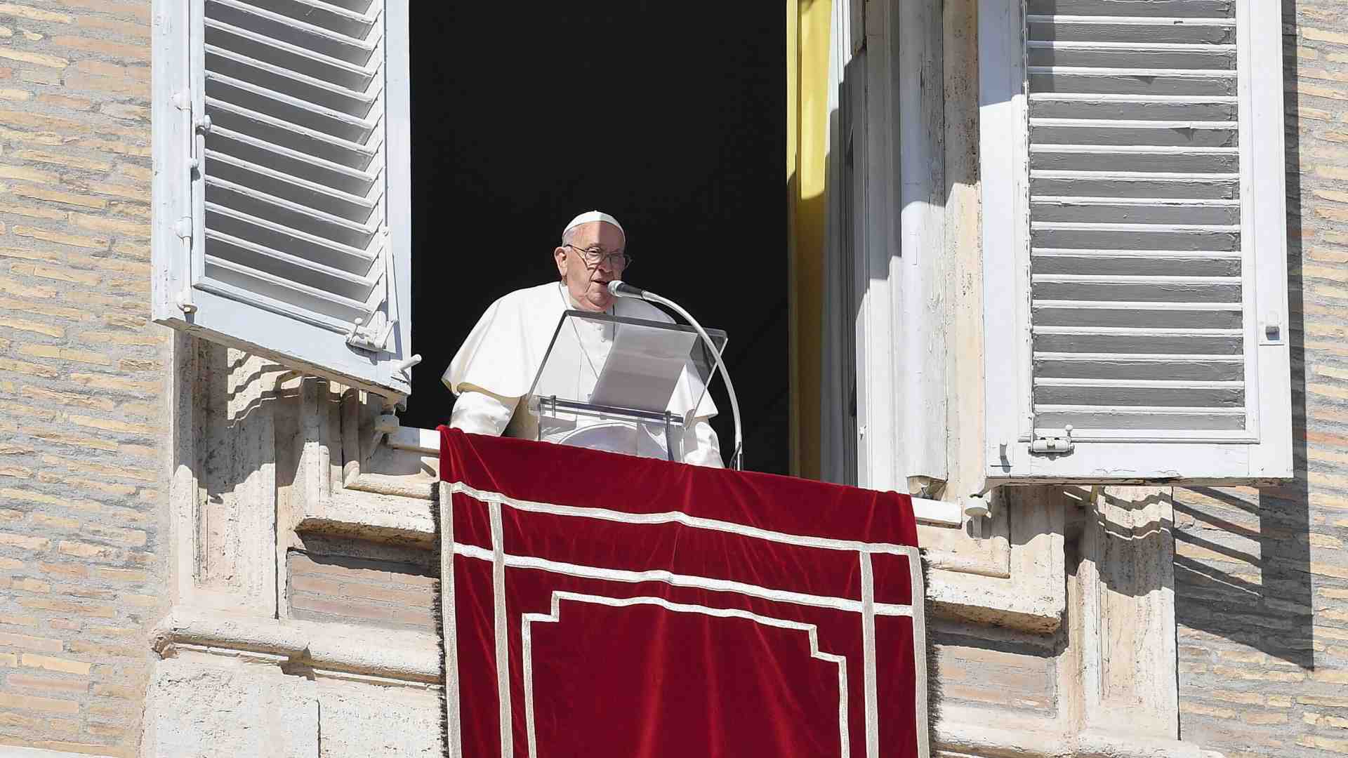 Immagine di Papa Francesco tra i banchi di scuola