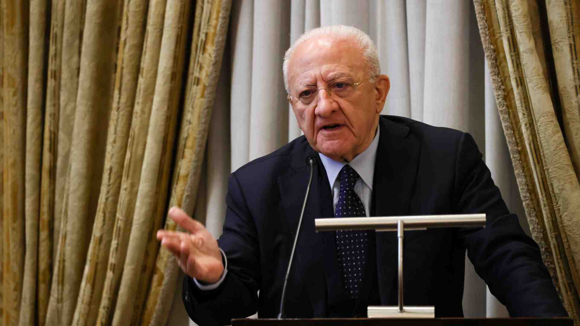 Immagine di Il piano di Vicenzo De Luca: dimissioni anticipate e voto subito. Schlein cerca Cantone