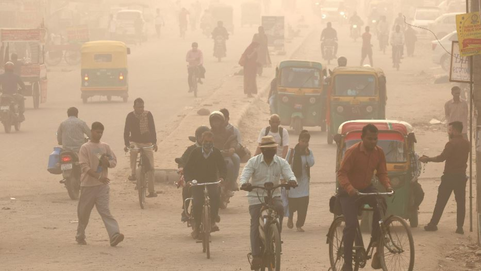Immagine di Scuole e cantieri chiusi, uffici a «metà»: a New Delhi lo smog a livello record