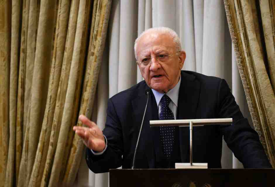 Il piano di Vicenzo De Luca: dimissioni anticipate e voto subito. Schlein cerca Cantone