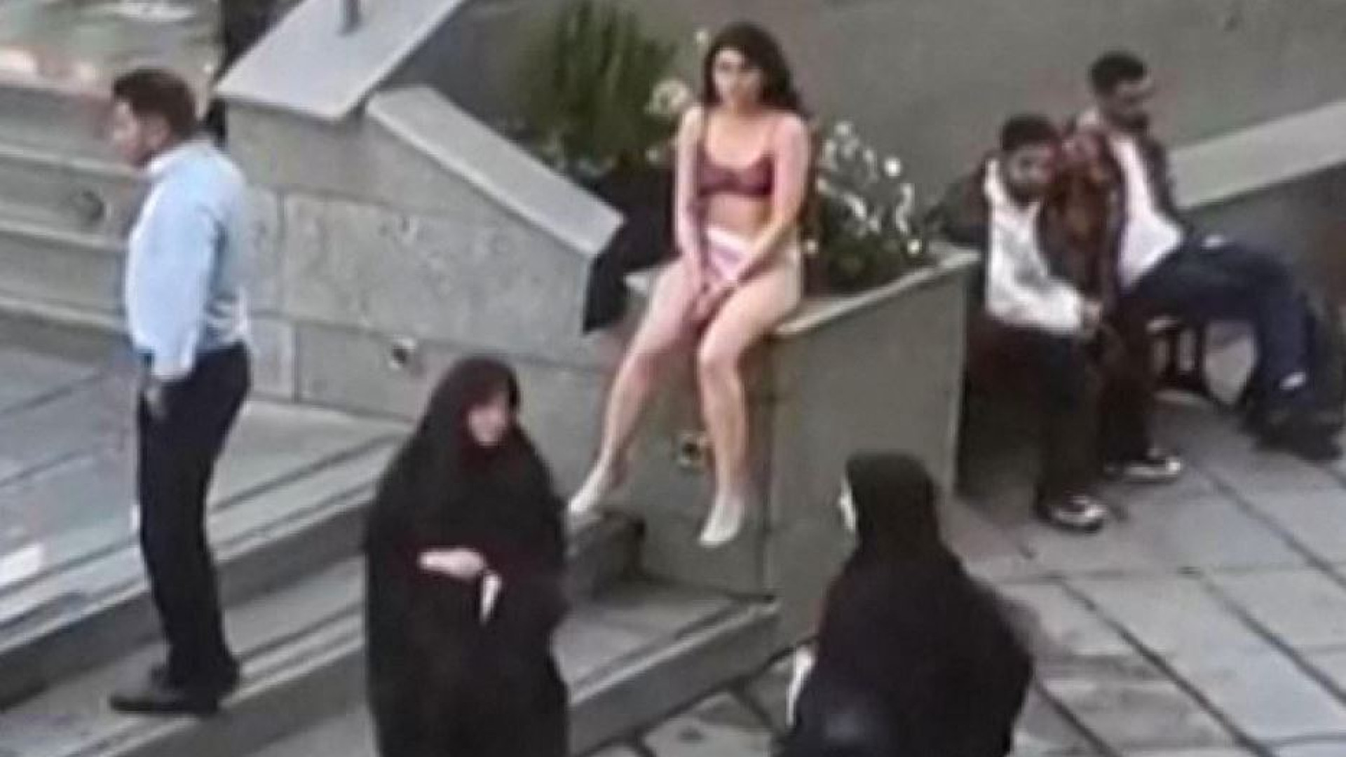 Immagine di «È malata di mente», Teheran ha rilasciato la giovane che si era spogliata
