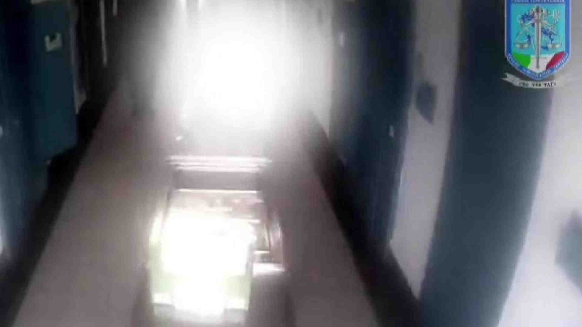 Immagine di Il carcere delle torture: «Detenuti spogliati e seviziati». Indagati 25 agenti