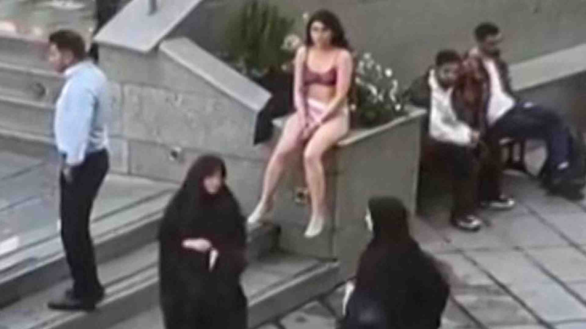 Immagine di «È malata di mente», Teheran ha rilasciato la giovane che si era spogliata
