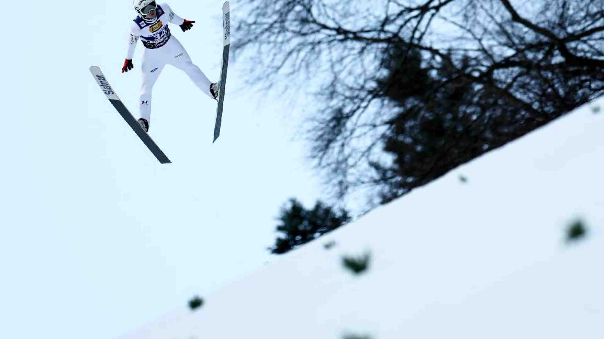 Immagine di Salto con gli sci, stop ai furbetti delle tute