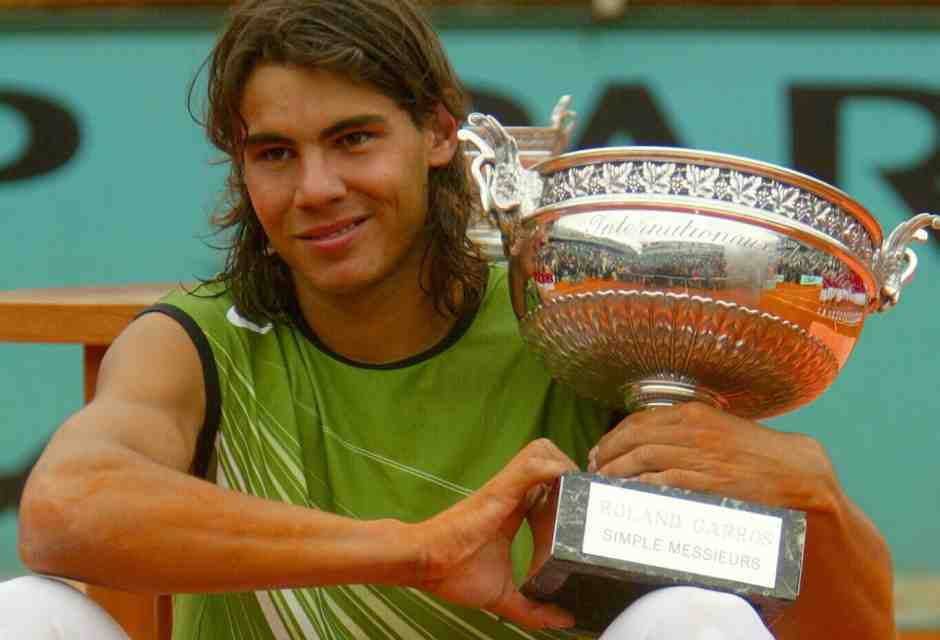 Rafael Nadal posa dopo aver vinto il suo primo Roland Garros, nel 2005 (foto Ansa)