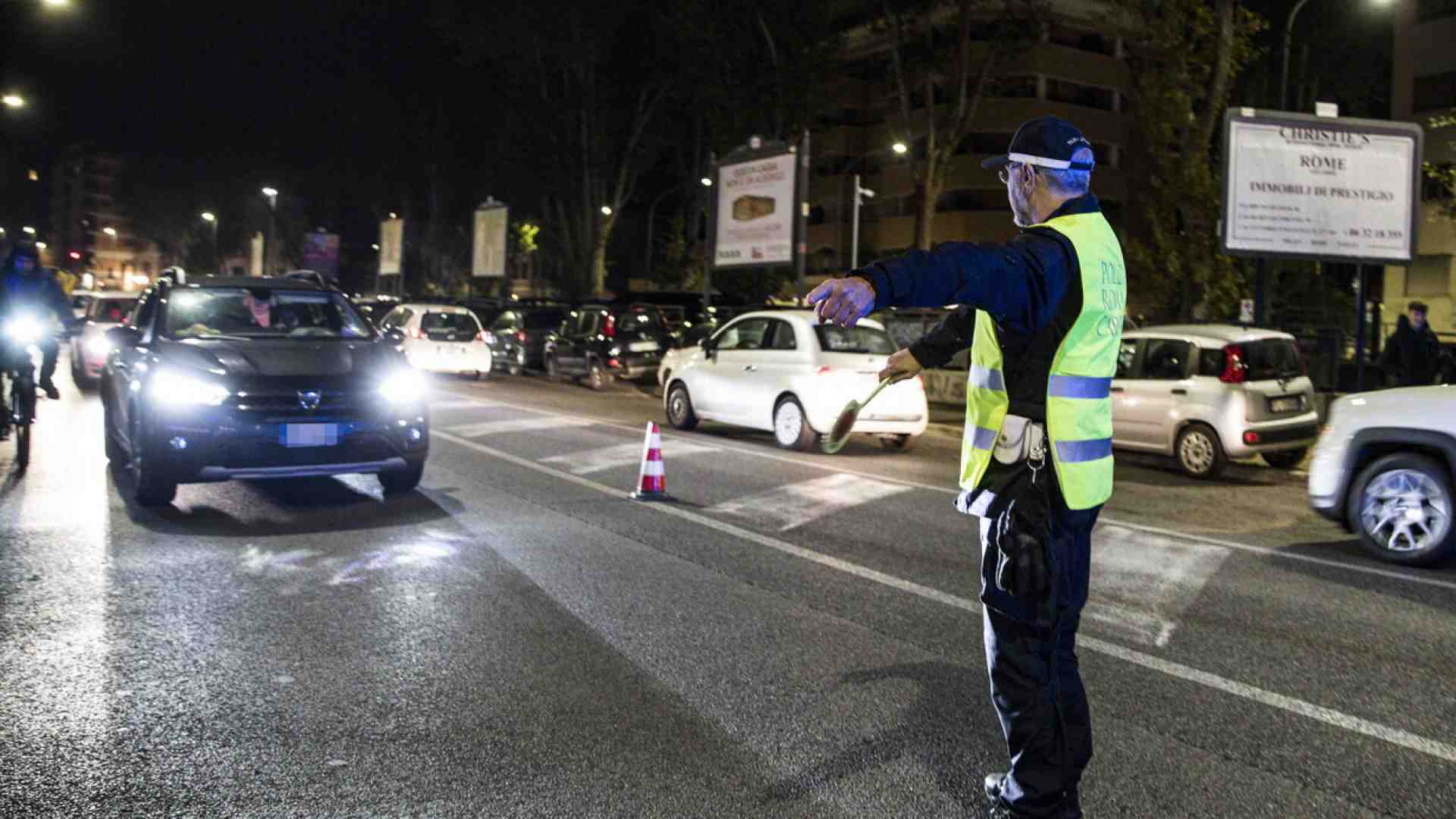 Immagine di Sosta selvaggia e triple file, arriva “Cerbero” e le multe fioccano