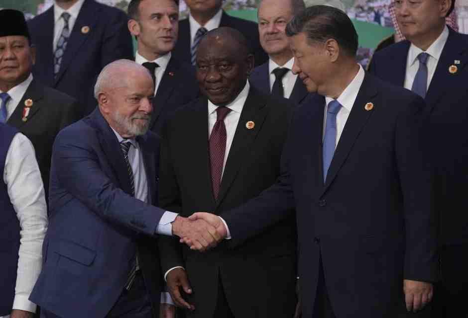 Il presidente brasiliano Luiz Inacio Lula da Silva stringe la mano al presidente cinese Xi Jinping al G20 di Rio de Janeiro (AP Photo/Silvia Izquierdo)&nbsp;<br />