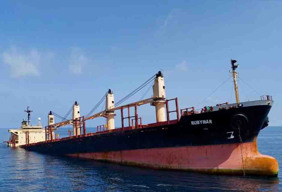 La nave cargo britannica Rubymar poco prima di affondare sotto i colpi degli houthi, a marzo '24 (foto Getty)