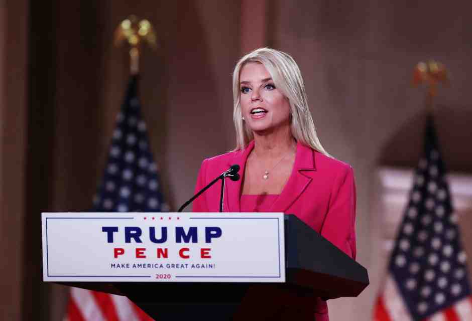 Pam Bondi sul palco del Mellon Auditorium a Washington DC (Foto di Chip Somodevilla/Getty Images)&nbsp;<br />